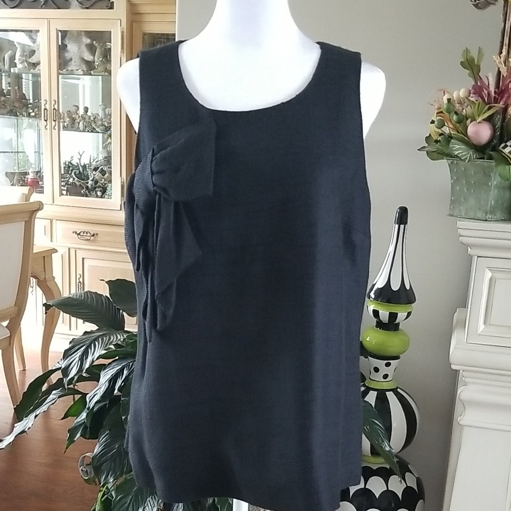 Chic Black Sleeveless Blouse with Bow Accent
